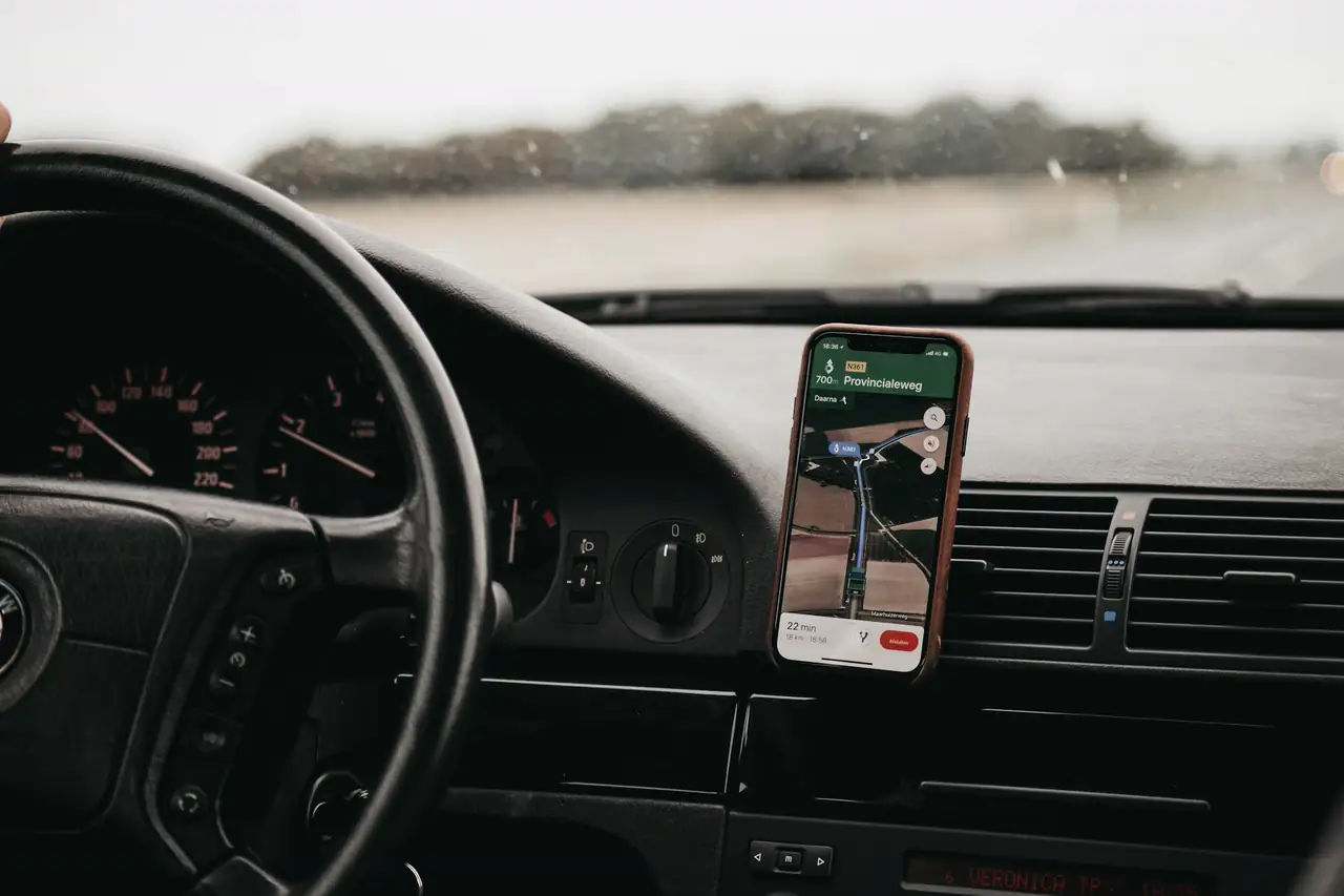 Celular preso no painel do carro mostrando um mapa.